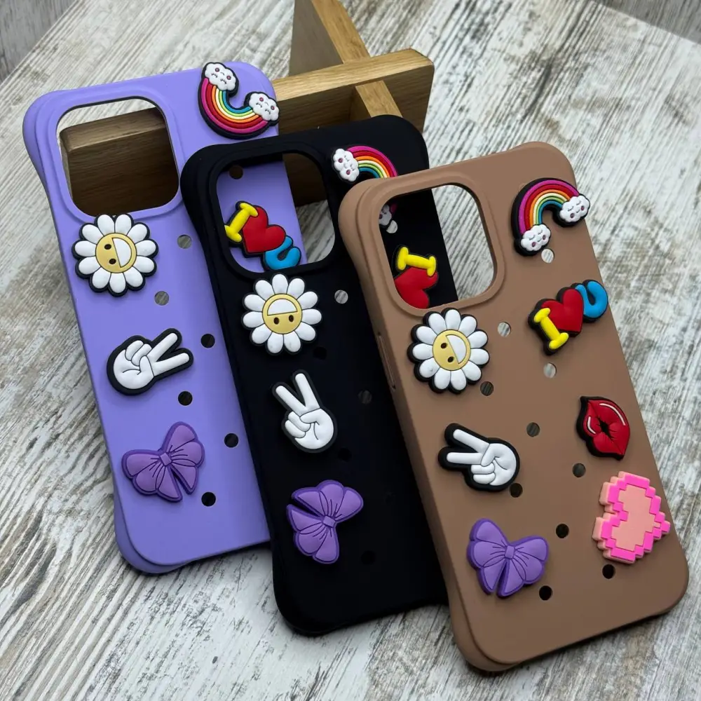 Кольорові Crocs-чохли для iPhone з емодзі та брелоками – фіолетовий, чорний, коричневий